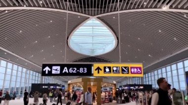 Roma, İtalya, Mayıs 2022: Roma 'nın Fiumicino kentindeki Leonardo Da Vinci Havalimanı' nın yeni kalkış salonunda yürüyen insanlar