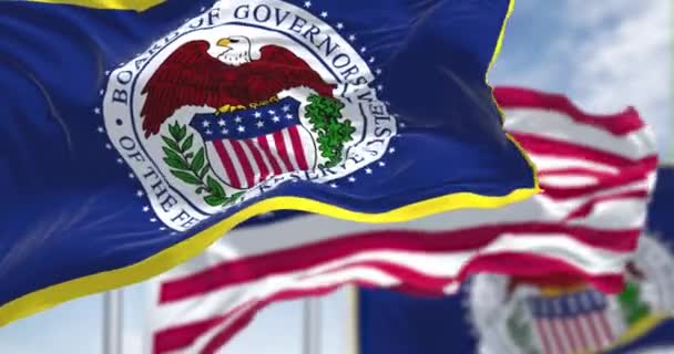 Washington D.C., USA, März 2022: Die Flagge des amerikanischen Federal Reserve Systems weht im Wind, die Flagge der Vereinigten Staaten verschwimmt im Hintergrund. Nahtlose Schleife in Zeitlupe