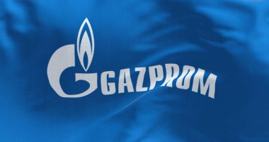 Moskova, RUS, Haziran 2022: Gazprom logosu rüzgarda sallanan mavi bayrak. Gazprom, Rus çoğunluğu devlete ait çok uluslu bir enerji şirketi.