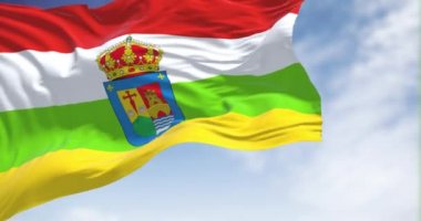 La Rioja bayrağı açık havada rüzgarda dalgalanır. La Rioja İspanya 'nın İber Yarımadası' nın kuzeyinde özerk bir ildir. Yavaş çekimde kusursuz döngü