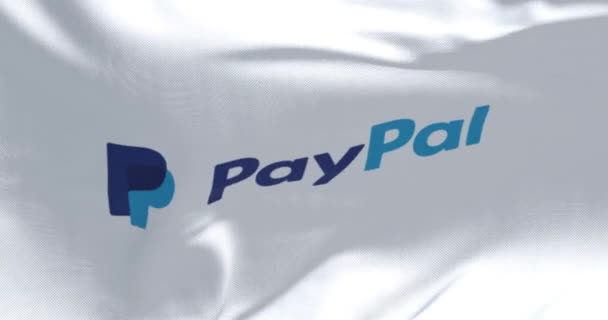 2022年6月 ペイパルのロゴが風になびく旗 Paypalは 米国の多国籍金融テクノロジー企業です スローモーションでのシームレスな無限ループ — ストック動画
