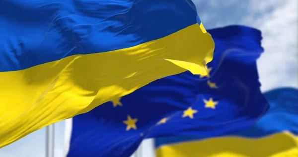 Ukrajinská Národní Vlajka Mávající Rozmazanou Vlajkou Evropské Unie Jasného Dne — Stock fotografie