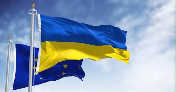 Ukrajinská Národní Vlajka Mávající Rozmazanou Vlajkou Evropské Unie Jasného Dne — Stock fotografie