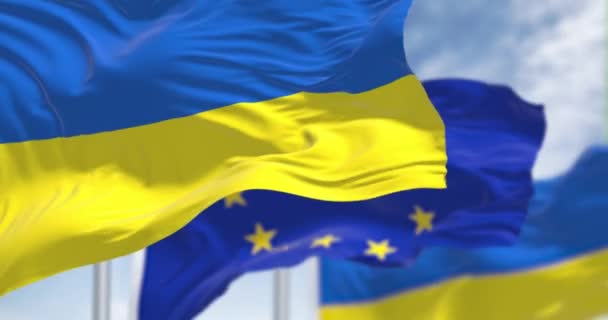 Державний Прапор України Махаючи Розмитим Прапором Євросоюзу Ясний День Демократія — стокове відео