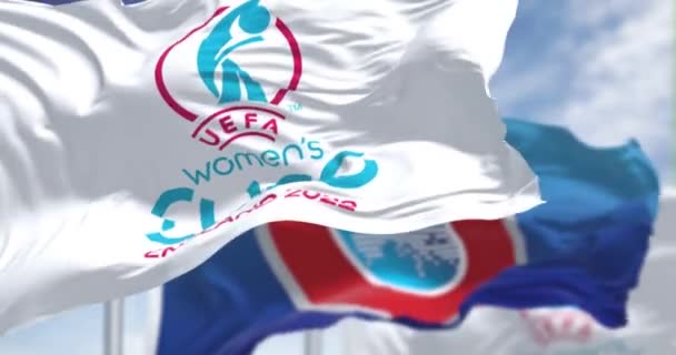 ロンドン イギリス 2022年5月 Uefa欧州女子サッカー選手権ユーロ2022の旗は Uefaの旗と共に掲揚された 女性ユーロ2022は7月6日から31日までイギリスで開催されます — ストック動画