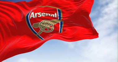 Londra, İngiltere, Mayıs 2022: Arsenal Futbol Kulübü bayrağı açık bir günde rüzgarda sallanıyor. Arsenal Islington, Londra merkezli profesyonel bir futbol kulübüdür.