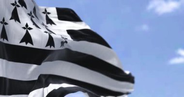 Açık bir günde rüzgarda dalgalanan Britanya bayrağının arka görüntüsü. Brittany, Fransa 'nın batısında yer alan tarihi bir yarımadadır. Seçici odaklanma. Yavaş çekimde kusursuz döngü