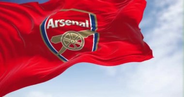 Londra, İngiltere, Mayıs 2022: Arsenal Futbol Kulübü 'nün bayrağıyla açık bir günde rüzgarda sallanan kusursuz ağır çekim. Arsenal Islington, Londra merkezli profesyonel bir futbol kulübüdür.