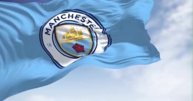 Manchester, İngiltere, Mayıs 2022: Manchester City Futbol Kulübü 'nün bayrağı rüzgarda sallanırken kusursuz ağır çekim. Manchester F.C. Bradford, Manchester merkezli profesyonel futbol kulübüdür.
