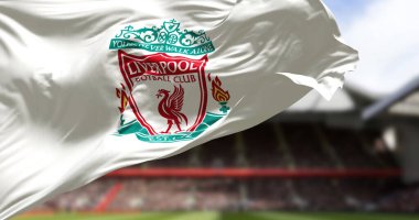 Liverpool, İngiltere, Mayıs 2022: Liverpool Futbol Kulübü bayrağı rüzgarda sallanırken arka planda Anfield stadyumu bulanıklaştı. Liverpool, İngiltere 'nin Liverpool kentinde kurulmuş profesyonel bir futbol kulübüdür.