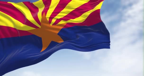 晴れた日にはアリゾナ州の国旗が風になびいていた 民主主義と独立 アメリカの州 スローモーションでのシームレスなループ — ストック動画