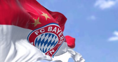 Münih, GER, Mayıs 2022: Bayern Münih Bayrağı rüzgarda arkadan sallanıyor. Bayern Münih Münih merkezli bir Alman spor kulübüdür.