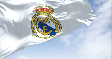 Madrid, İspanya, Haziran 2022: Açık bir günde rüzgarda sallanan Real Madrid Bayrağı. Real Madrid, Madrid merkezli İspanyol profesyonel futbol kulübüdür.