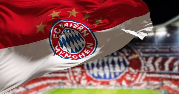 Münih, GER, Mayıs 2022: Bayern Münih Bayrağı rüzgarda sallanırken arka planda Allianz Arena Stadyumu bulanıklaştı. Bayern Münih Münih merkezli bir Alman spor kulübüdür.. 