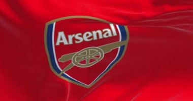 Londra, İngiltere, Mayıs 2022: Arsenal Futbol Kulübü bayrağı sallanıyor. Arsenal Islington, Londra merkezli profesyonel bir futbol kulübüdür. Yavaş çekimde kusursuz döngü