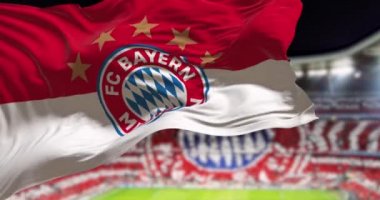 Münih, GER, Mayıs 2022: Bayern Münih Bayrağı rüzgarda sallanırken arka planda Allianza Arena Stadyumu bulanıklaştı. Bayern Münih Münih merkezli bir Alman spor kulübüdür. Yavaş çekimde kusursuz döngü