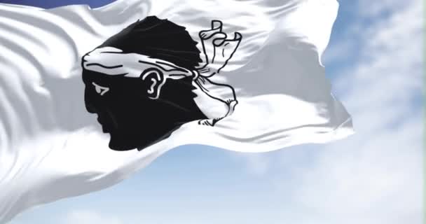Флаг Корсики Размахивающий Ветру Ясный День Корсика Является Островом Средиземного — стоковое видео