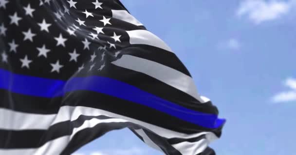 Amerikai Egyesült Államok Zászlaja Vékony Kék Vonalú Változatban Integet Szélben — Stock videók