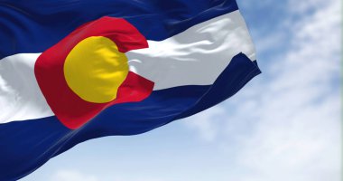 ABD 'nin Colorado eyaletinin bayrağı rüzgarda dalgalanıyor. Colorado, Amerika Birleşik Devletleri 'nin batı kesiminde yer alan bir eyalettir.