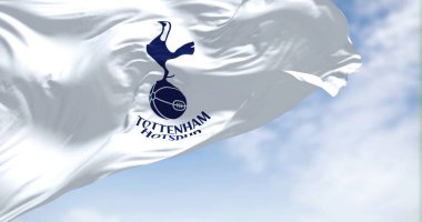 Londra, İngiltere, Mayıs 2022: Açık bir günde sallanan Tottenham Hotspur Kulübü bayrağı. Tottenham Hotspur Tottenham, Londra merkezli profesyonel bir futbol kulübüdür.