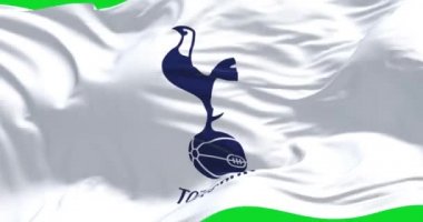 Londra, İngiltere, Mayıs 2022: Tottenham Hotspur Kulübü 'nün bayrağı rüzgarda dalgalanırken yeşil bir arka planda izole edildi. Yavaş çekimde kusursuz döngü