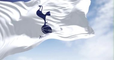 Londra, İngiltere, Mayıs 2022: Açık bir günde sallanan Tottenham Hotspur Kulübü bayrağı. Tottenham Hotspur Tottenham, Londra merkezli profesyonel bir futbol kulübüdür. Yavaş çekimde kusursuz döngü