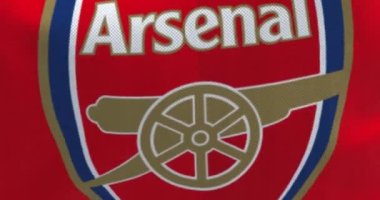Londra, İngiltere, Mayıs 2022: Arsenal Futbol Kulübü bayrağı sallanıyor. Arsenal Islington, Londra merkezli profesyonel bir futbol kulübüdür. Yavaş çekimde kusursuz döngü