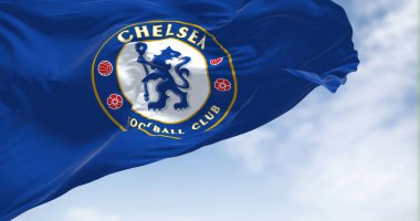 Londra, İngiltere, Mayıs 2022: Açık bir günde rüzgarda dalgalanan Chelsea Futbol Kulübü bayrağı. Chelsea F.C. Fulham, Londra merkezli profesyonel bir futbol kulübüdür.