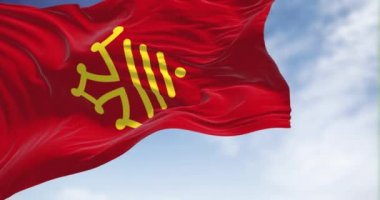 Occitanie bölgesinin bayrağı açık bir günde rüzgarda sallanıyor. Occitanie, Fransa 'nın Korsika dışında en güneydeki idari bölgesidir. Yavaş çekimde kusursuz döngü