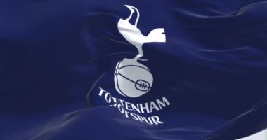 Londra, İngiltere, Mayıs 2022: Tottenham Hotspur bayrağı dalgalanan kumaş arkaplan. Tottenham Hotspur Tottenham, Londra merkezli profesyonel bir futbol kulübüdür. Yavaş çekimde kusursuz döngü