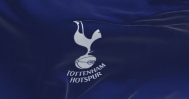 Londra, İngiltere, Mayıs 2022: Tottenham Hotspur bayrağı dalgalanan kumaş arkaplan. Tottenham Hotspur Tottenham, Londra merkezli profesyonel bir futbol kulübüdür. Yavaş çekimde kusursuz döngü