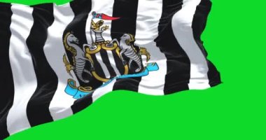 Newcastle, İngiltere, Mayıs 2022: Newcastle United 'ın rüzgarda dalgalanan bayrağı yeşil bir arka planda izole edildi. Newcastle United, İngiliz profesyonel futbol kulübüdür. Yavaş çekimde kusursuz döngü