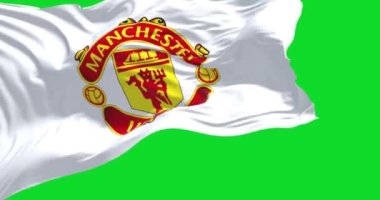 Manchester, İngiltere, Mayıs 2022: Manchester United Futbol Kulübü 'nün bayrağı yeşil arka planda izole bir şekilde sallanıyor. Yavaş çekimde kusursuz döngü