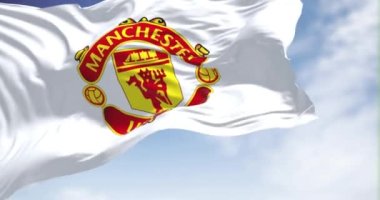 Manchester, İngiltere, Mayıs 2022: Manchester United Futbol Kulübü bayrağı açık bir günde rüzgarda sallanıyor. Yavaş çekimde kusursuz döngü