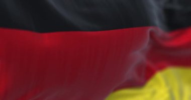 Rüzgarda dalgalanan Alman ulusal bayrağının yakın plan görüntüsü. Almanya bir Avrupa ülkesidir. Yavaş çekimde kusursuz döngü