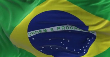 Brezilya ulusal bayrağının rüzgarda dalgalanırken yakın plan görüntüsü. Brezilya bir Güney Amerika ülkesidir. Yavaş çekimde kusursuz döngü