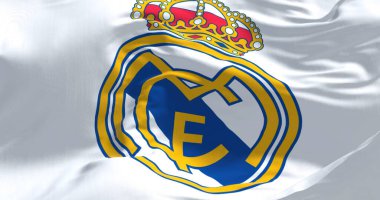 Madrid, İspanya, Mayıs 2022: Açık bir günde rüzgarda sallanan Real Madrid Club de Futbol bayrağı. Gerçek Madrid C.F. Madrid merkezli İspanyol profesyonel futbol kulübüdür.