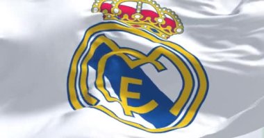 Madrid, İspanya, Mayıs 2022: Açık bir günde rüzgarda sallanan Real Madrid Club de Futbol bayrağı. Gerçek Madrid C.F. Madrid merkezli İspanyol profesyonel futbol kulübüdür. Yavaş çekimde kusursuz döngü