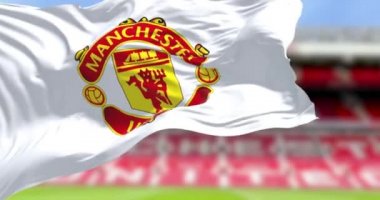 Manchester, İngiltere, Mayıs 2022: Manchester United 'ın bayrağı Old Trafford Stadyumu ile sallanıyordu. Yavaş çekimde kusursuz döngü