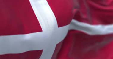 Danimarka ulusal bayrağının rüzgarda dalgalandığı yakın çekim görüntüsü. Kuzey Avrupa 'da bulunan İskandinav ülkesi. Yavaş çekimde kusursuz döngü