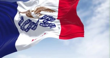 Iowa bayrağı açık bir günde rüzgarda sallanıyor. Iowa, ABD 'nin orta batı bölgesinde bulunan bir eyalettir. Yavaş çekimde kusursuz döngü