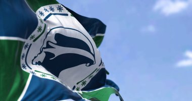 Açık bir günde rüzgarda sallanan Martinique bayrağı. Martinique, Antiller 'in Fransız denizaşırı departmanında bir adadır.