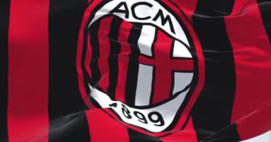 Milan, İtalya, Temmuz 2022: Milano bayrağı rüzgarda sallanıyor. Milan, İtalya 'nın Milano kentinde kurulmuş profesyonel bir futbol kulübüdür. Yavaş çekimde kusursuz döngü