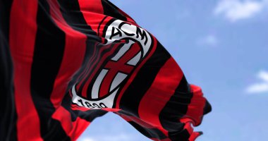 Milan, İtalya, Temmuz 2022: Açık bir günde rüzgarda dalgalanan Milan bayrağı. Milan, İtalya 'nın Milano kentinde kurulmuş profesyonel bir futbol kulübüdür.