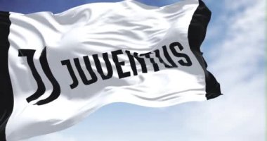 Torino, İtalya, Temmuz 2022: Juventus Futbol Kulübü bayrağı sallanıyor. Juventus, İtalya 'nın Torino kentinde kurulmuş profesyonel bir futbol kulübüdür. Yavaş çekimde kusursuz döngü