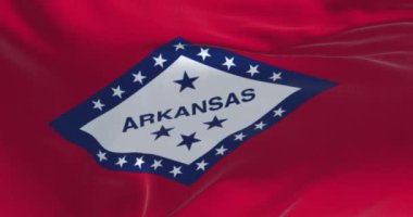 Arkansas eyalet bayrağının yakınında açık bir günde rüzgarda sallanıyor. Demokrasi ve bağımsızlık. Amerikan devleti. Yavaş çekimde kusursuz döngü