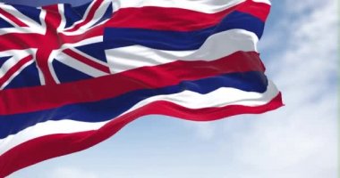 Havai eyaletinin bayrağı açık bir günde rüzgarda sallanıyor. Hawaii, Amerika Birleşik Devletleri 'nin batısında, Pasifik Okyanusu' nda bulunan bir eyalettir. Demokrasi ve bağımsızlık. Yavaş çekimde kusursuz döngü