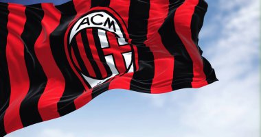 Milan, İtalya, Temmuz 2022: Açık bir günde rüzgarda dalgalanan Milan bayrağı. Milan, İtalya 'nın Milano kentinde kurulmuş profesyonel bir futbol kulübüdür.