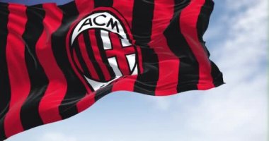 Milan, İtalya, Temmuz 2022: Açık bir günde rüzgarda dalgalanan Milan bayrağı. Milan, İtalya 'nın Milano kentinde kurulmuş profesyonel bir futbol kulübüdür. Yavaş çekimde kusursuz döngü