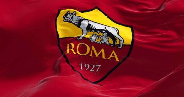 Roma, İtalya, Temmuz 2022: AS Roman bayrağı sallanıyor. AS Roma, Roma merkezli profesyonel bir futbol kulübüdür. Kumaş desenli arkaplan